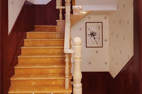 稻城中式别墅室内汉白玉石楼梯的定制安装装饰效果